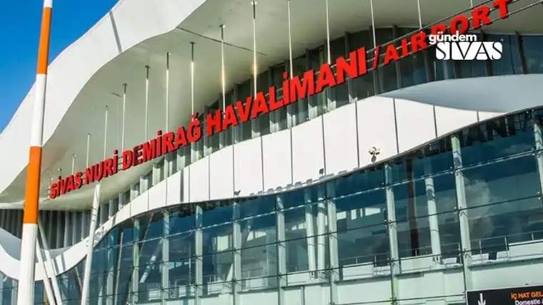Sivas Nuri Demirağ Havalimanı'nın dış cephesi, büyük harflerle ismi yazılı.