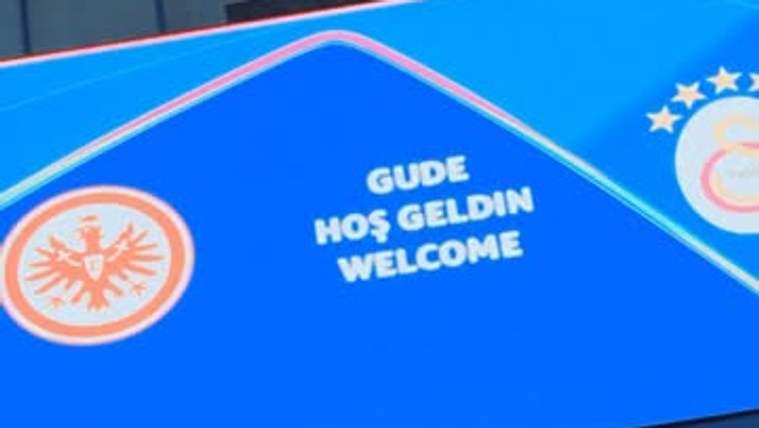 Stadyum girişindeki mavi panoda Eintracht Frankfurt ve Galatasaray logoları ile “Gude Hoş Geldin Welcome” yazısı görülüyor.