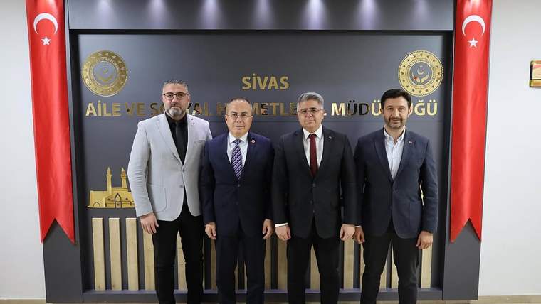 Sivas Aile ve Sosyal Hizmetler İl Müdürlüğü yazılı pano önünde dört kişi ve iki Türk bayrağı duruyor.