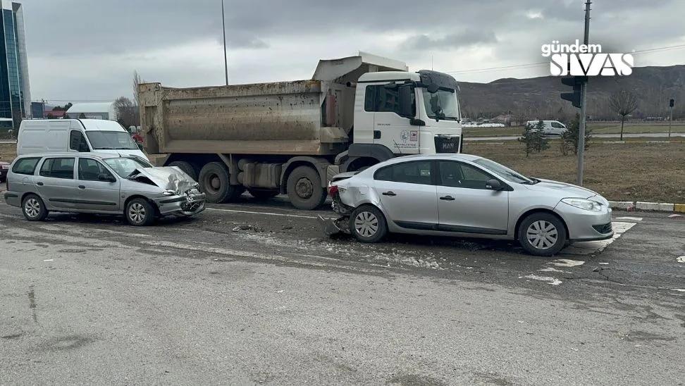 Sivas'ta İki Otomobil Çarpıştı: 3 Yaralı