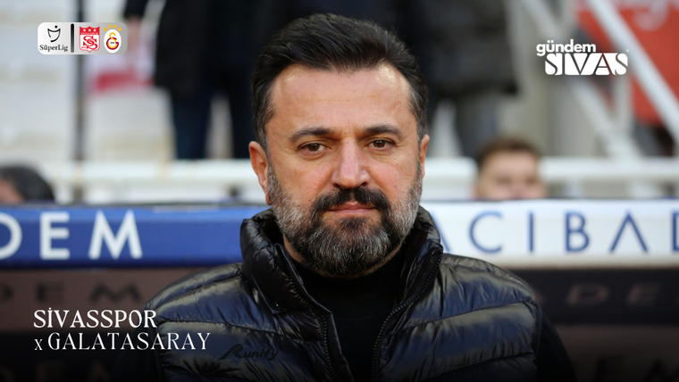 Siyah montlu, sakallı bir kişi tribün önünde otururken kameraya doğru bakıyor; altta takım adları yer alıyor.