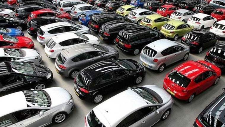 Farklı renklerde birçok otomobil, kapalı bir alanda sıralanmış.