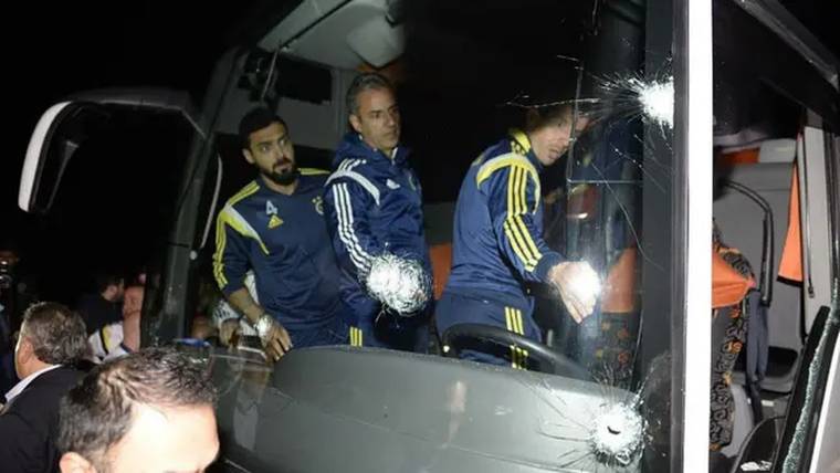 Gece çekiminde, camı çatlamış bir otobüsün içinde eşofmanlı birkaç kişi görülüyor.