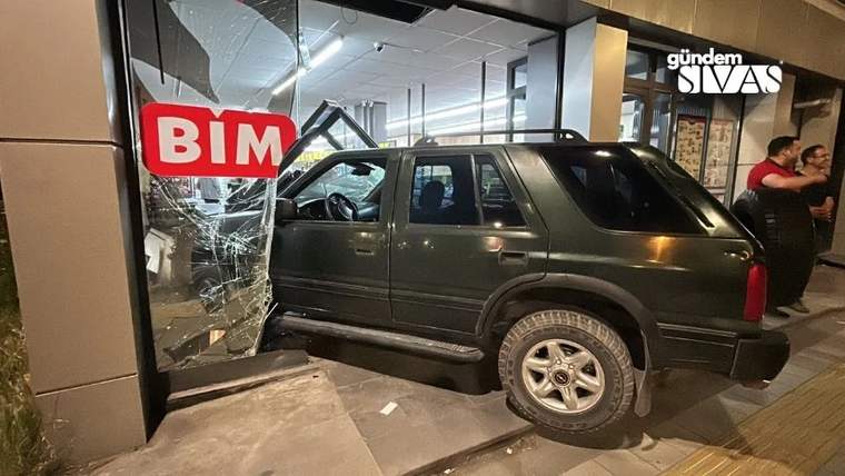 Bir cip, marketin cam kapısını kırarak içeri girmiş.