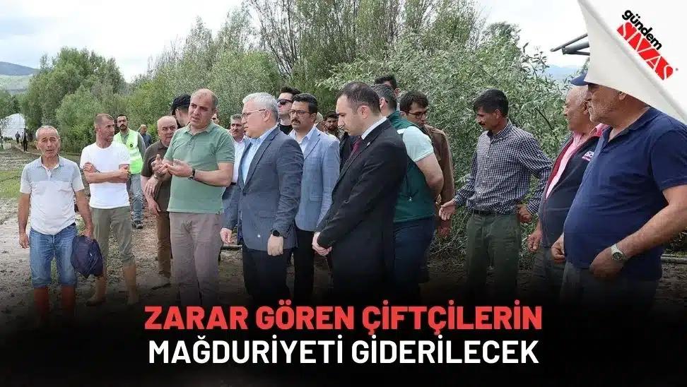 Bir grup insan, bir alanda toplanmış, yetkililerle konuşuyor.