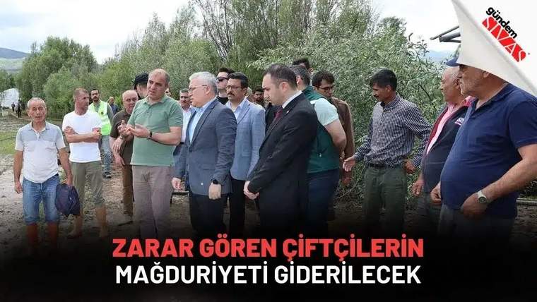 Bir grup insan, bir alanda toplanmış, yetkililerle konuşuyor.