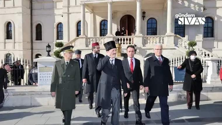 Tarihi binanın merdivenlerinden, aralarında fesli ve üniformalı kişilerin bulunduğu grup iniyor.