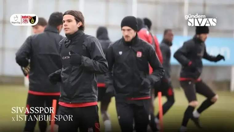 Sivasspor ve İstanbulspor yazılı görselde, antrenman sahasında siyah eşofmanlı futbolcular koşuyor.