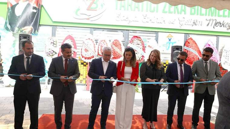 Kurdele kesen yetkililer, açılış töreninde bir araya gelmiş.