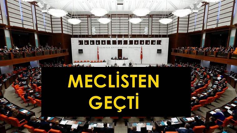 TBMM Genel Kurulu'nda oturumda bulunan milletvekilleri, arka planda Türk bayraklarıyla birlikte.