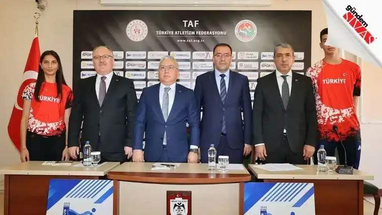 Bir masanın arkasında beş kişi, spor kıyafetleriyle poz veriyor. Arkada Türkiye bayrağı ve atletizm federasyonu logoları var.
