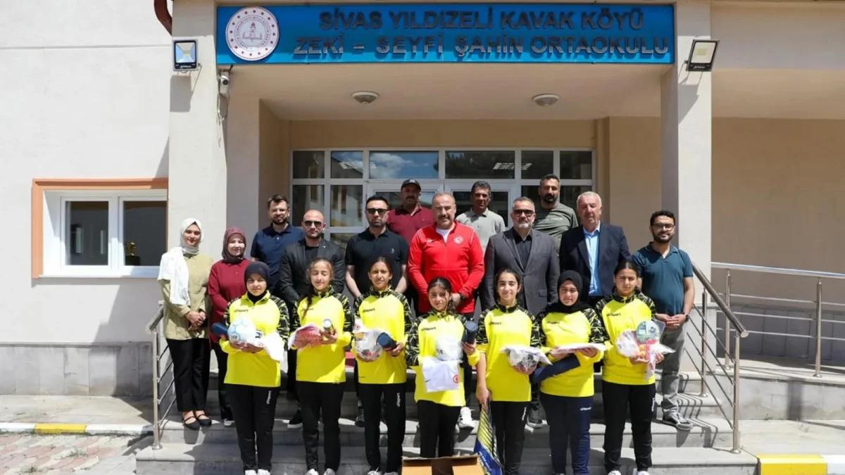 Başarılı Okula Destek: Lisanslı Sporcu Sayısıyla Öne Çıkan Okula Malzeme Teslim Edildi