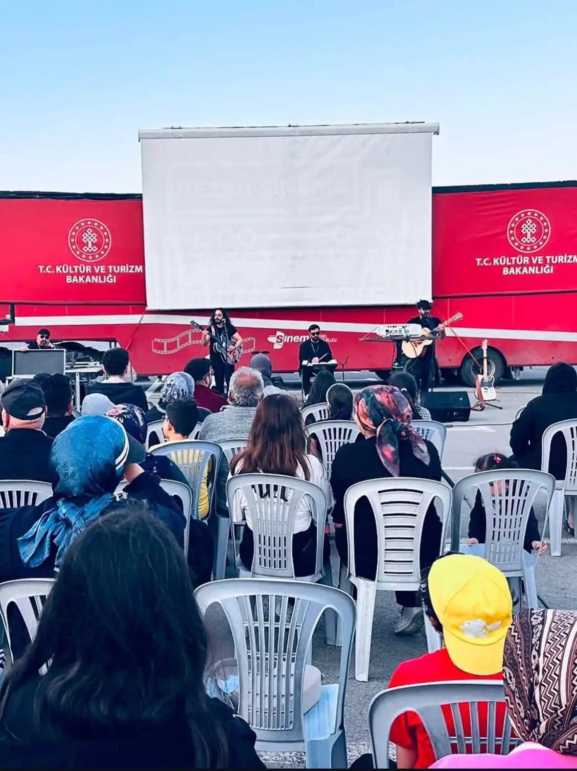 Sıcak Çermik'te Hem Film Hem Konser!