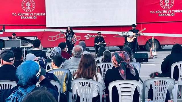 Sıcak Çermik'te Hem Film Hem Konser!