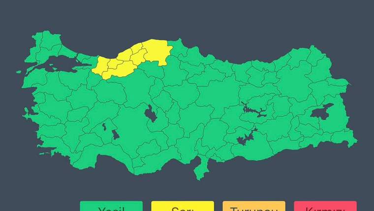 Yeşil Türkiye haritasında kuzeybatıdaki iller sarı renkle vurgulanıyor; altta risk renkleri açıklanıyor.