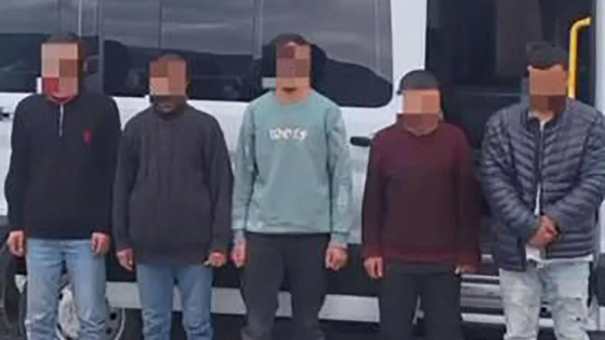 Koyulhisar’da Kamyonette Şok Baskın: Eşyaların Arasında Yakalandılar