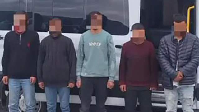 Koyulhisar’da Kamyonette Şok Baskın: Eşyaların Arasında Yakalandılar