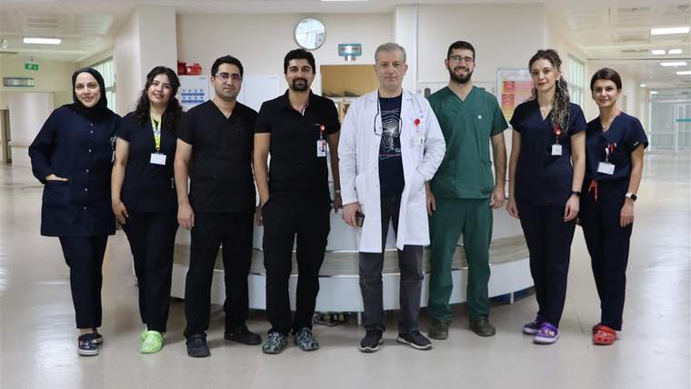 Sivas Numune Hastanesi'nde bir grup sağlık çalışanı, hastane koridorunda poz veriyor.