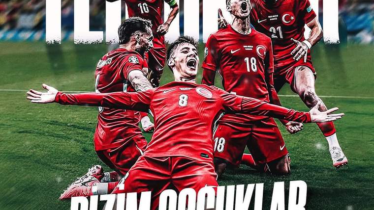 Kırmızı forma giymiş futbolcular, sevinç içinde bir arada. Arkada Türk bayrağı ve "Tebrikler" yazısı var.