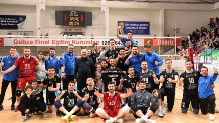 Spor salonunda, farklı renklerde formalar giyen voleybolcular ve görevliler birlikte poz veriyor.