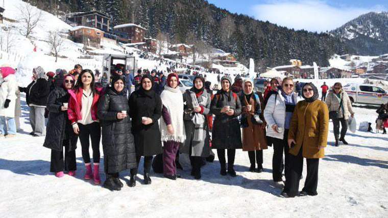Öz Gıda İş Sendikası Kadın Komitesi üyeleri Kardan Adam Festivali’ne damga vurdu - Birlik Haber Ajansı