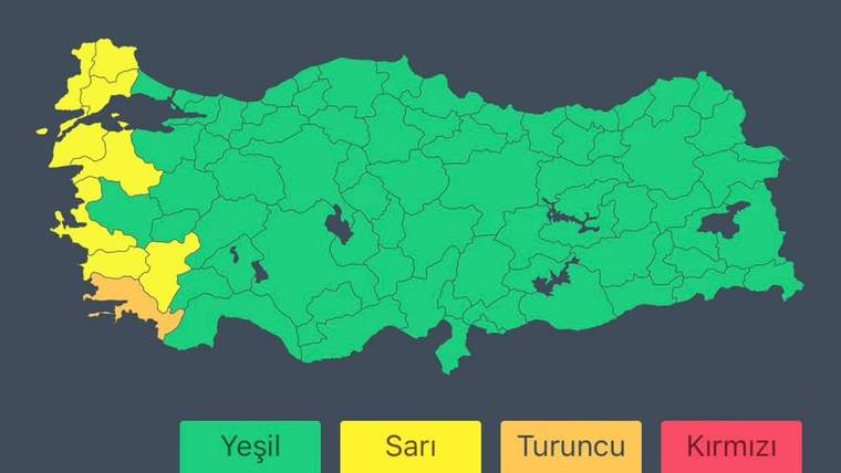 Türkiye haritasında batı kıyılarının sarı ve turuncu, diğer bölgelerin yeşil renkle gösterildiği uyarı grafiği.