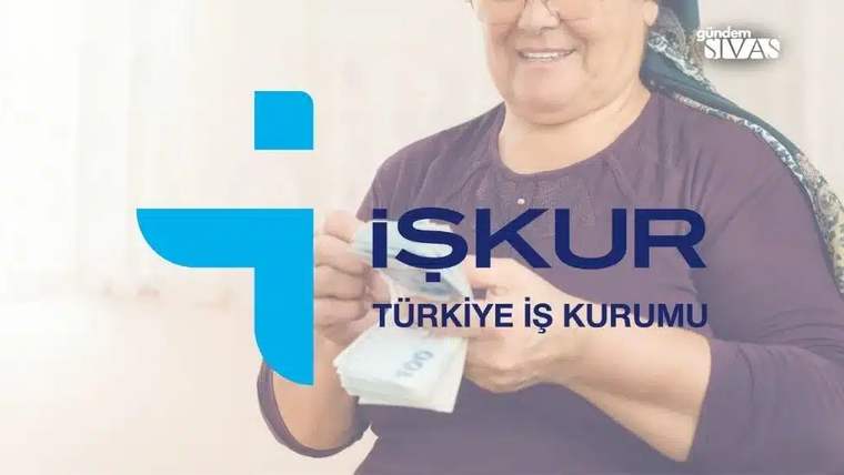 Bir kadın, elinde kâğıtlar ve başparmağı havada dururken yanında İŞKUR logosu ve yazısı görülüyor.
