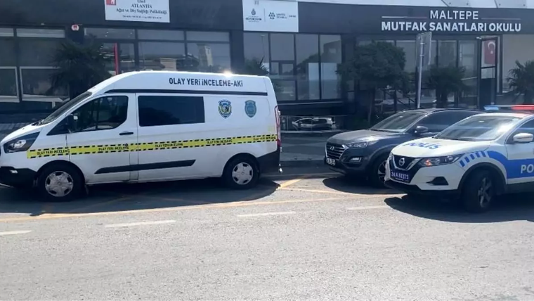 Olay yeri inceleme aracı ve polis otomobili, Maltepe Mutfak Sanatları binasının önünde park halinde duruyor.