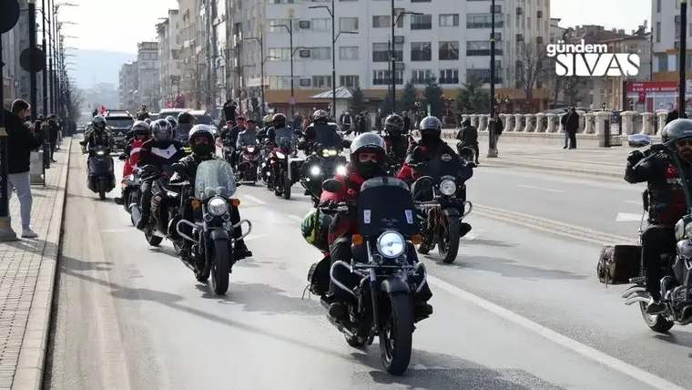 Motosikletli bir grup, Sivas'ta bir cadde boyunca ilerliyor.