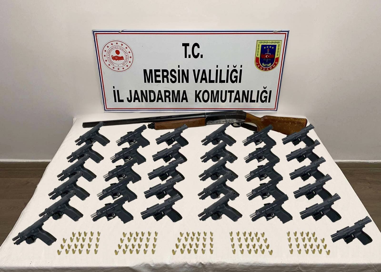 Mersin'de silah operasyonu: Yüzlerce tabanca ve parça ele geçirildi - Birlik Haber Ajansı