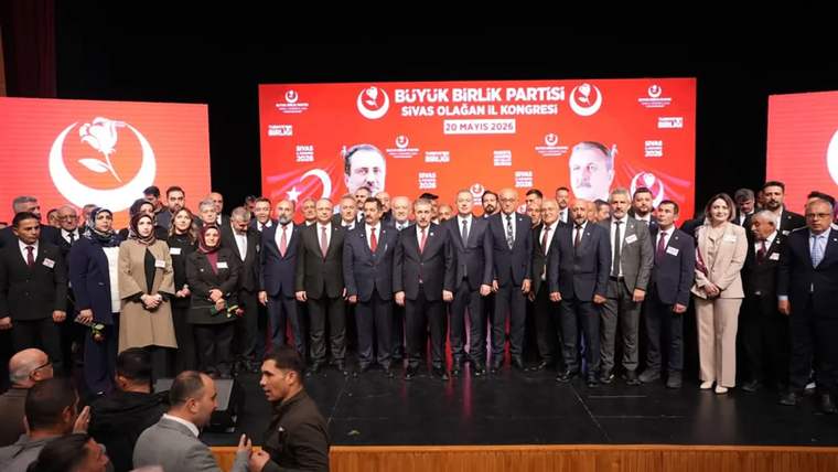 Büyük Birlik Partisi'nin Sivas'taki olağan kongresinde yeni yönetim ve Hakan Sezerer ile birlikte katılımcılar poz veriyor.