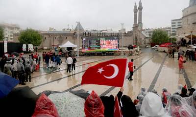 Yağmur ve Soğuğa Rağmen Milli Coşku: Dünya Kupası Heyecanı Dev Ekranda