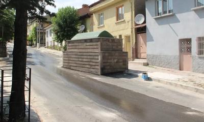 60 yılı aşkındır yol ortasında duruyor, kaldırmaya çalışan kepçe kırılıyor