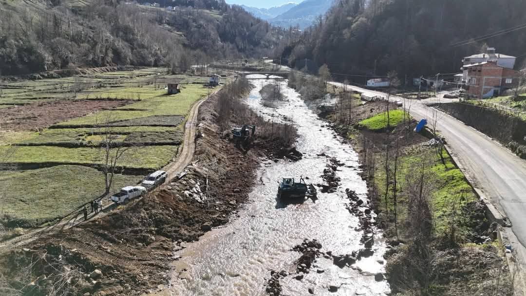 Trabzon Of'un Yeniköy Deresinde ıslah çalışmaları sürüyor - Birlik Haber Ajansı