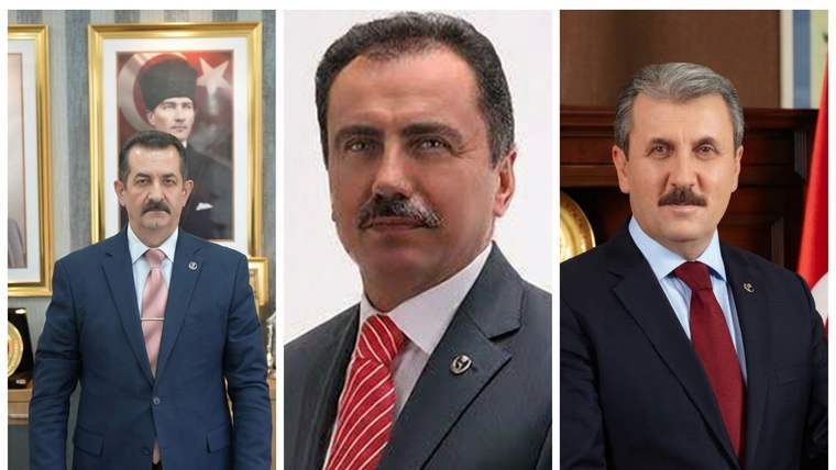 Üç erkek portresi yan yana yer alıyor; soldaki kişi masa önünde, ortadaki ve sağdaki kişiler takım elbiseli.
