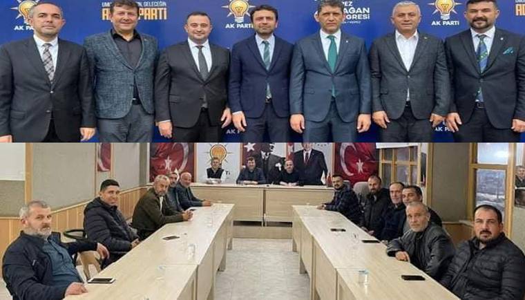 AK Parti yazılı fonda poz veren erkekler ile toplantı masaları çevresinde oturan bir grup görülüyor.