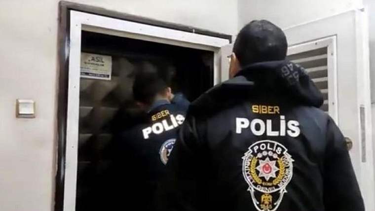 Siber polis, bir binanın kapısından içeri giriyor.