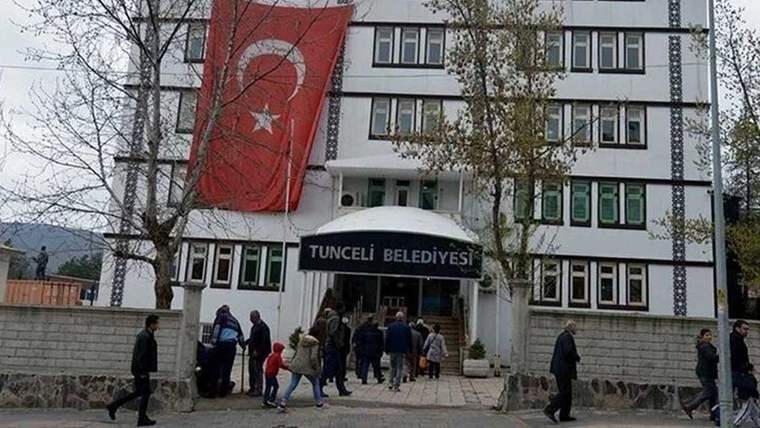 Üzerinde “Tunceli Belediyesi” yazan binanın girişinde Türk bayrağı ve içeri giren insanlar görülüyor.