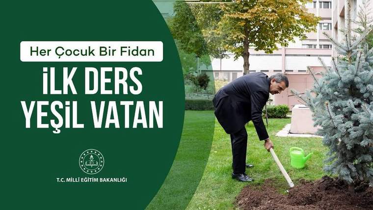 Bahçede takım elbiseli bir kişi, fidanın yanında toprağı kürekle kazarken görülüyor.