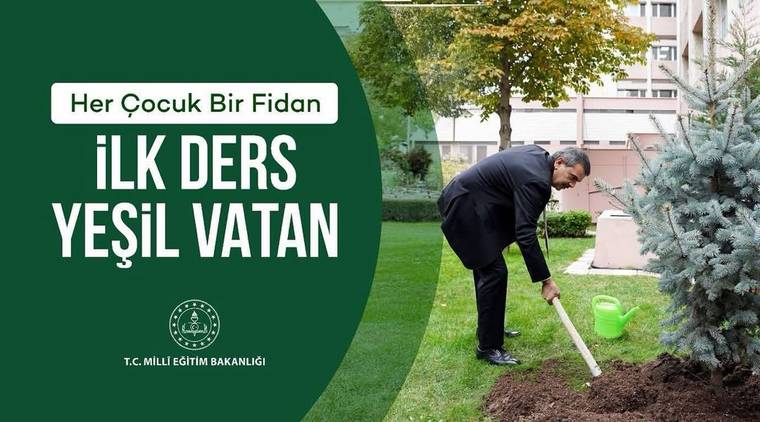 Bahçede takım elbiseli bir kişi, fidanın yanında toprağı kürekle kazarken görülüyor.