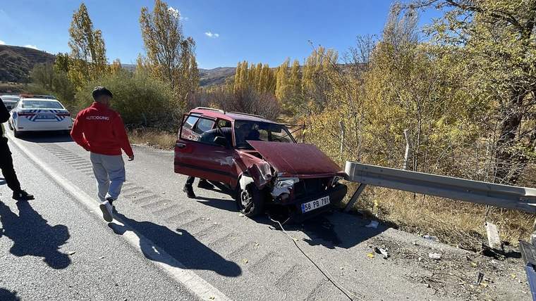Yolda durmakta olan hasarlı bir araç, yanında bir kişi yürümekte.