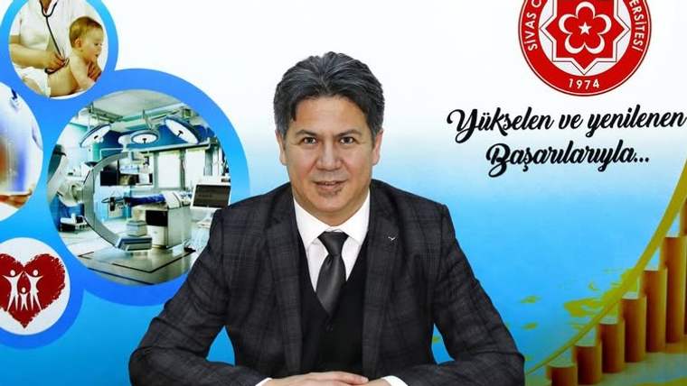 Sivas Cumhuriyet Üniversitesi logosunun bulunduğu arka planda, masada oturan bir kişi gülümsüyor.