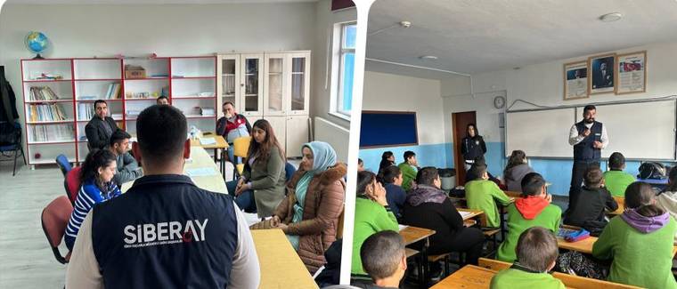 Yan yana iki sınıfta öğrenciler oturuyor; bir bölümde SİBERAY yazılı yelek giyen kişi, diğerinde konuşan kişi görülüyor.