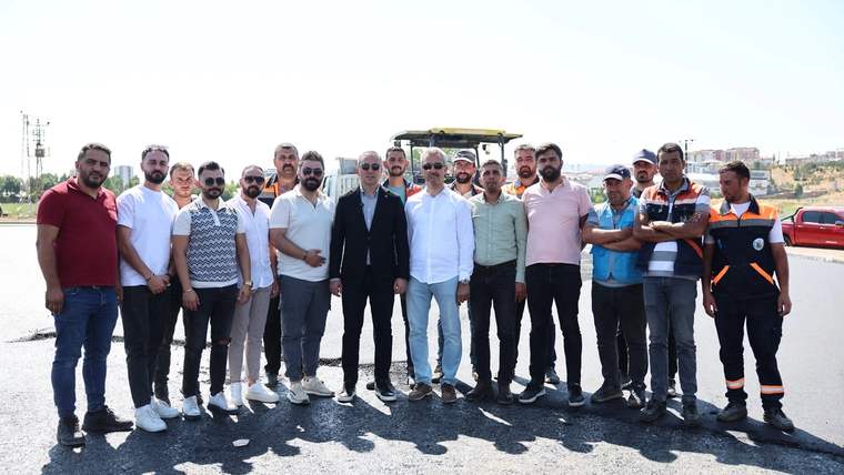 Cengiz Topel Adına Model Uçak Pistli Drift Alanı'nın açılışında bir grup insan poz veriyor.