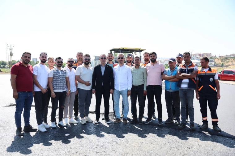 Cengiz Topel Adına Model Uçak Pistli Drift Alanı'nın açılışında bir grup insan poz veriyor.