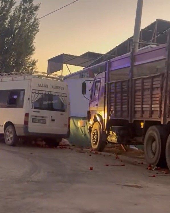 Tarım işçilerini taşıyan minibüsle kamyon çarpıştı: 20 yaralı