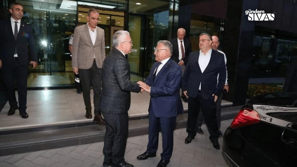 Sivas Valisi, Memduh Büyükkılıç'ı Ziyaret Etti
