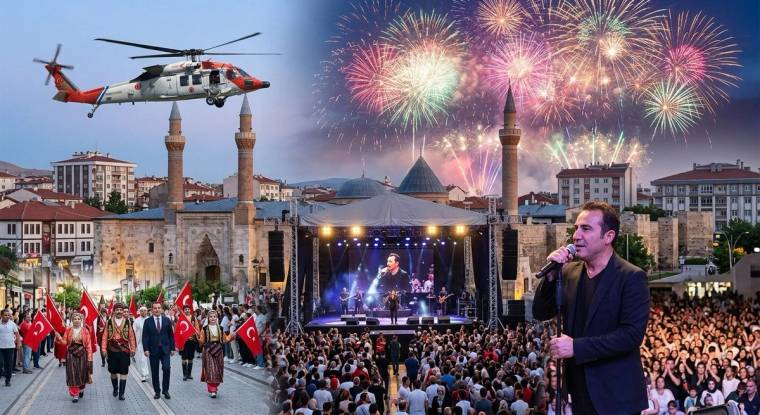 Cami ve şehir silüeti önünde helikopter, havai fişekler, Türk bayrakları, sahne ve mikrofon tutan kişi görülüyor.