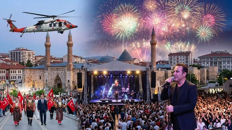 Cami ve şehir silüeti önünde helikopter, havai fişekler, Türk bayrakları, sahne ve mikrofon tutan kişi görülüyor.
