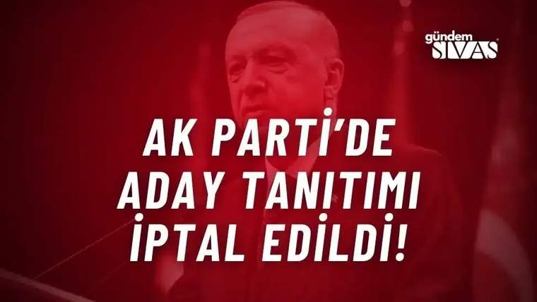 Kırmızı arka planda bir kişi konuşma yapıyor, üzerinde AK Parti logosu bulunan bayraklar görünmekte.